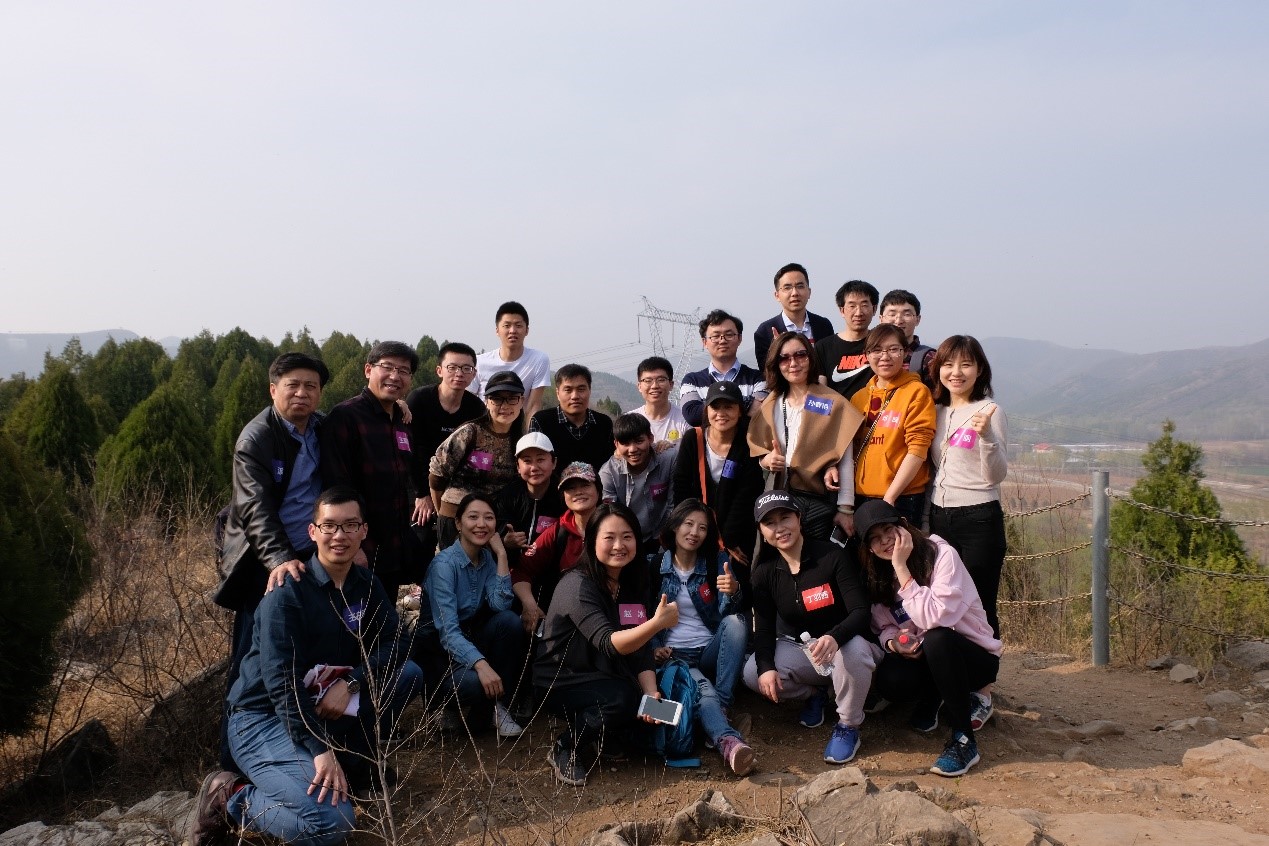 金硕183党支部与金媒六党支部在山顶留念.jpg