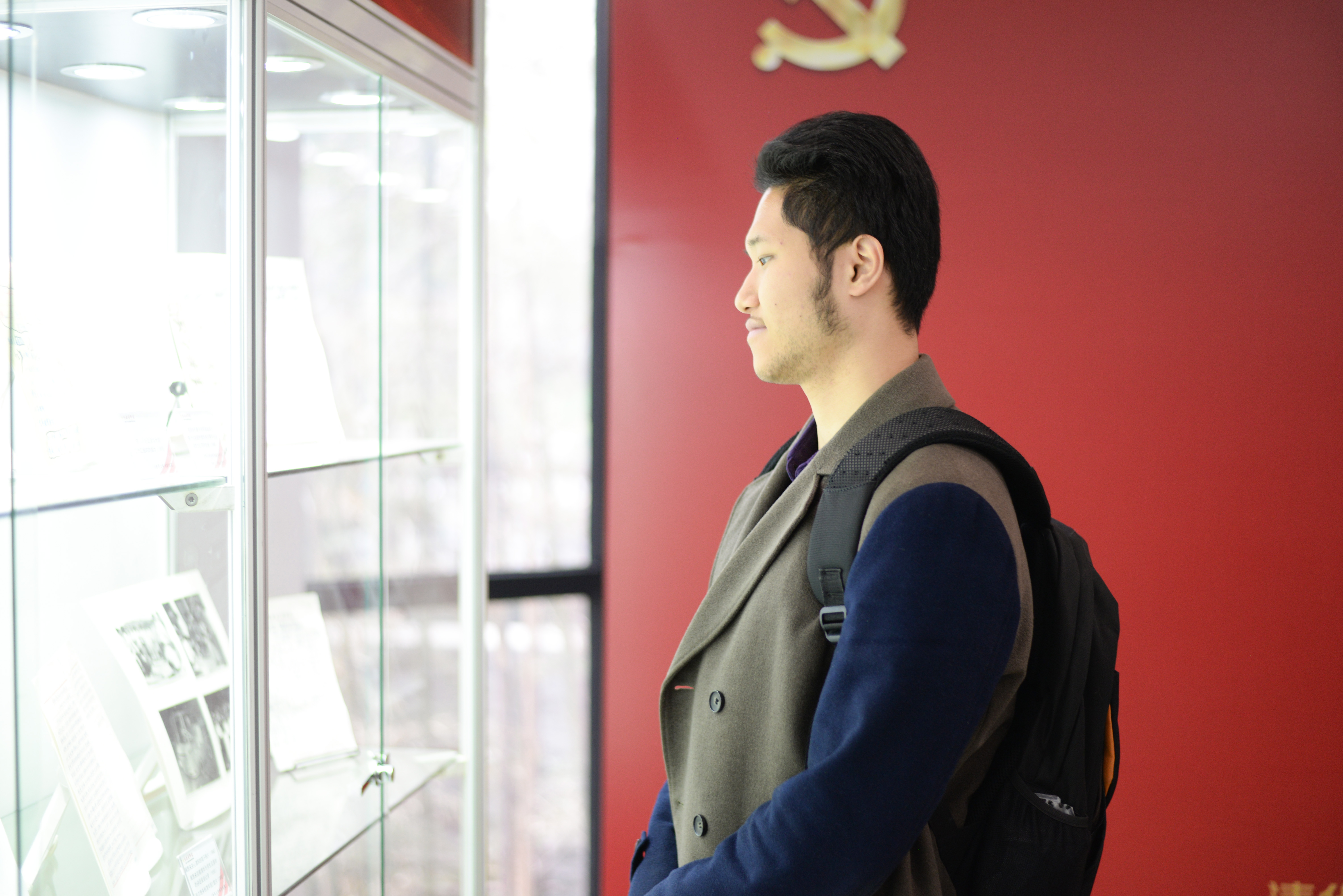 图为同学们参观“党在清华园”系列展览1.jpg